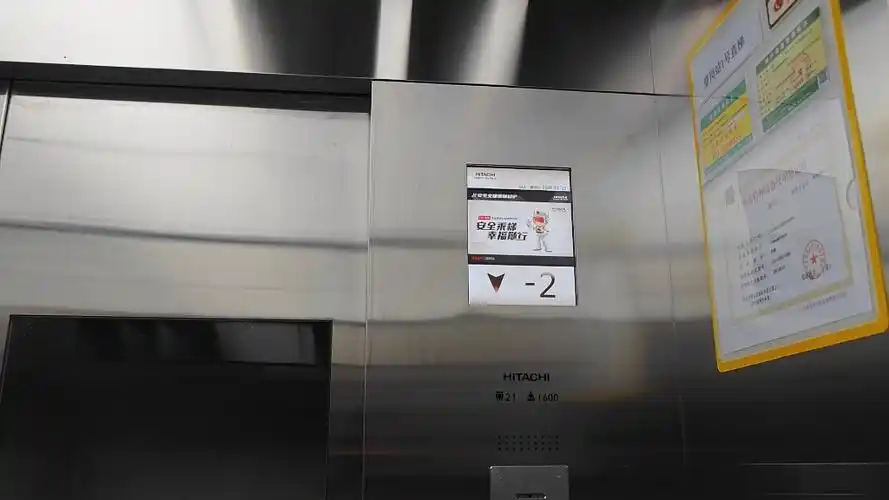 广州地铁7号线萝岗站的一台日立电梯