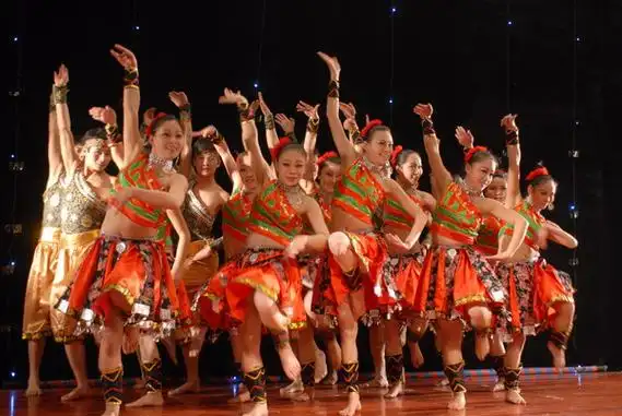 (壮族群舞《走在山水间》)