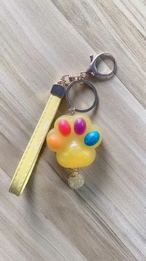 滴胶猫爪钥匙扣