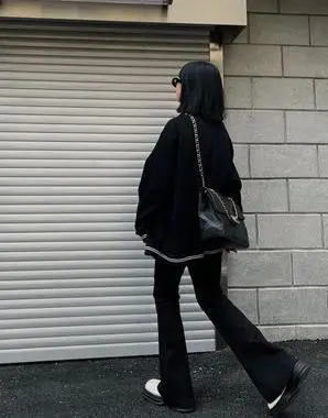 喇叭裤最忌讳穿什么鞋,黑色喇叭裤最忌讳的搭配