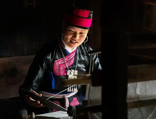 [畲族织布女](组照]