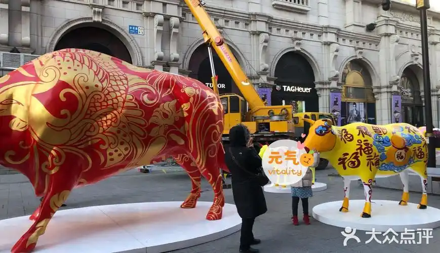 沈阳中街网红彩牛_涂鸦牛雕塑