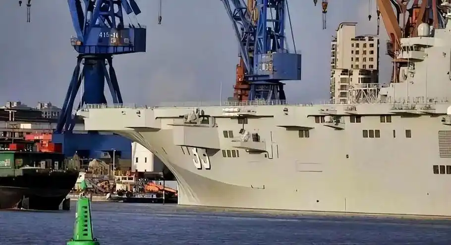 075两栖攻击舰3号舰 舷号33 舰名安徽 已入列东部战区海 - 抖音