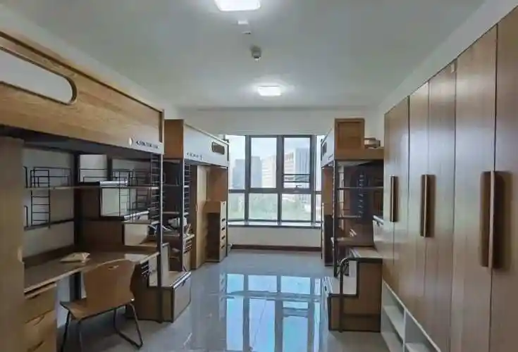 宿舍为四人间,居室共用一间客厅.