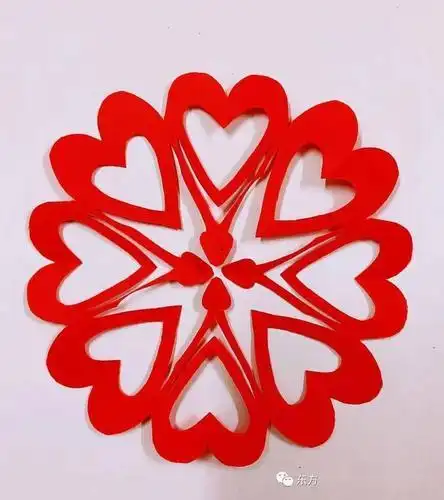 三伏天学剪纸过暑假剪漂亮的心形窗花来静心