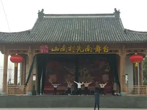 广场上建了表演用的舞台