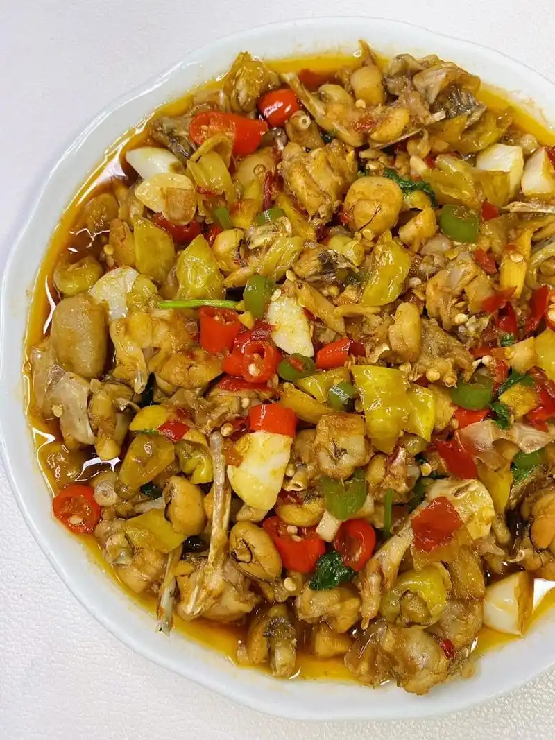 青椒,生姜,大蒜,香菜 95做法: 1,牛蛙剁小块,小米椒切段,青椒切段