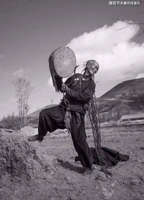 彝族比摩苏尼的职能