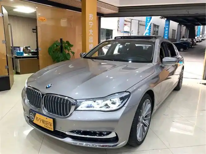 重庆2018年07月宝马宝马7系2018款740li领先型卓越套装香槟色自动档
