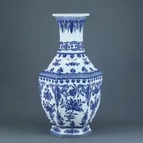 清乾隆青花三果纹六方瓶