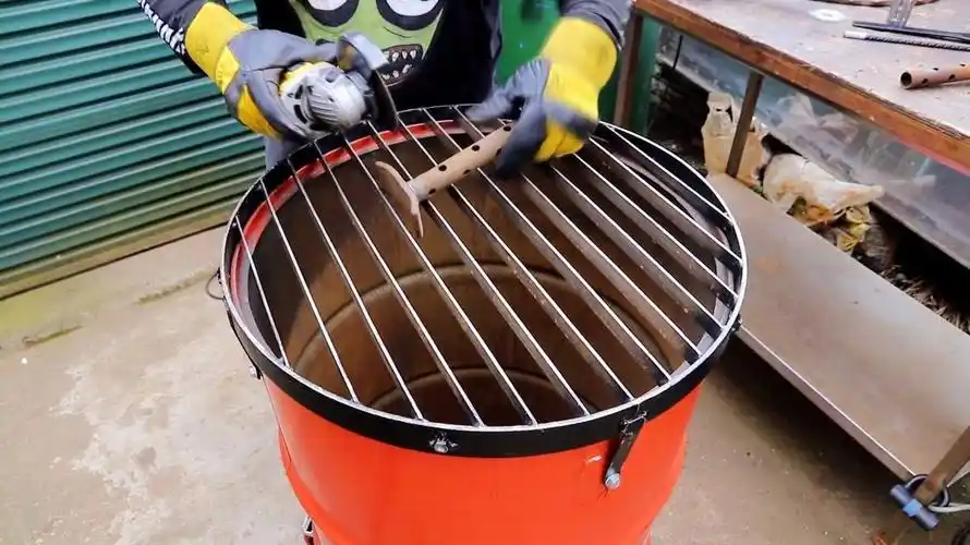 废旧的油桶不要扔稍微改装一下做成烤炉效果很棒