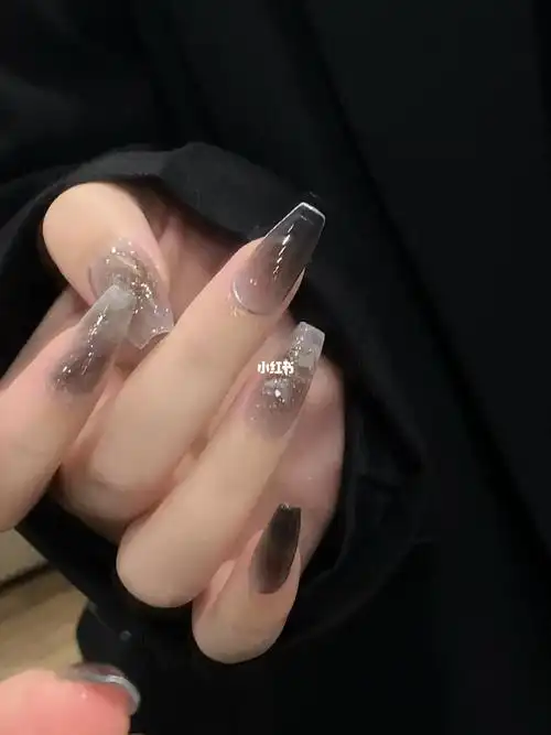 黑色美甲丨个性吸睛最爱blingbling