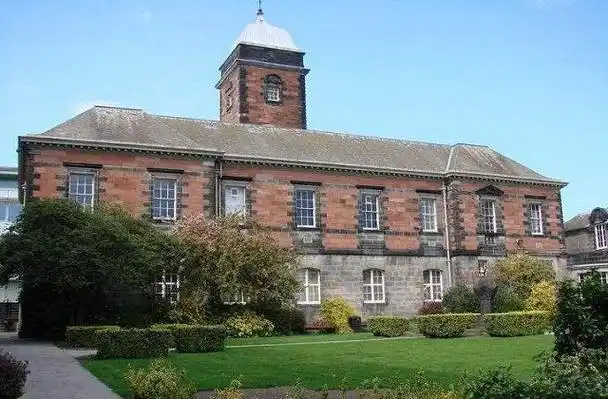 建立于1881年,是一所坐落于英国邓迪市的世界一流的著名研究型大学