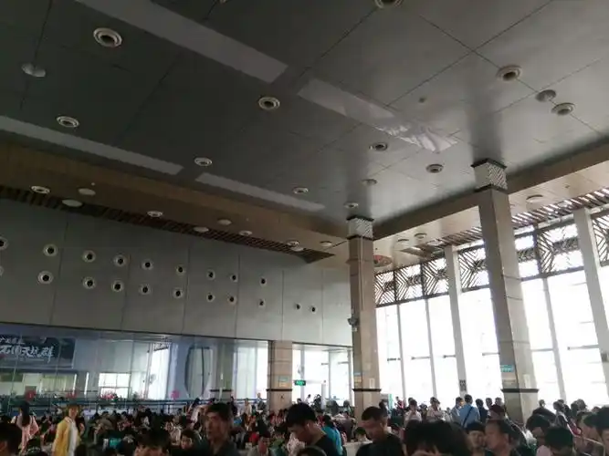 南宁火车站,候车大厅.