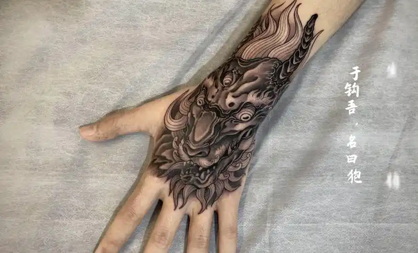 哈尔滨弥刺老白新传统纹身-手背狍
