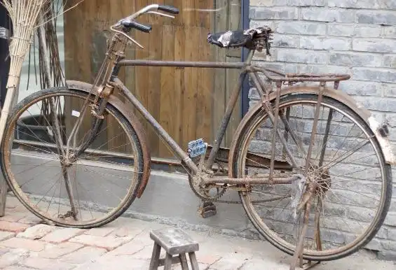 现在家家户户几乎都有电动车了,这种老式自行车渐渐消失.