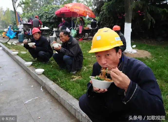 农民工吃饭场景让人泪奔过年回家不要拿别人的收入对比嘲笑他们