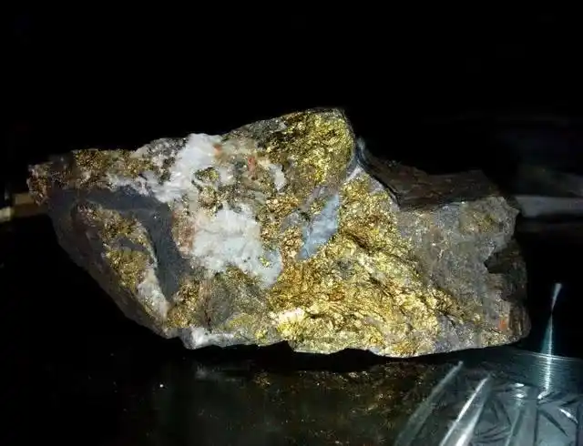 愚人金是地球上最常见的硫化物矿物,正式的名称为黄铁矿!