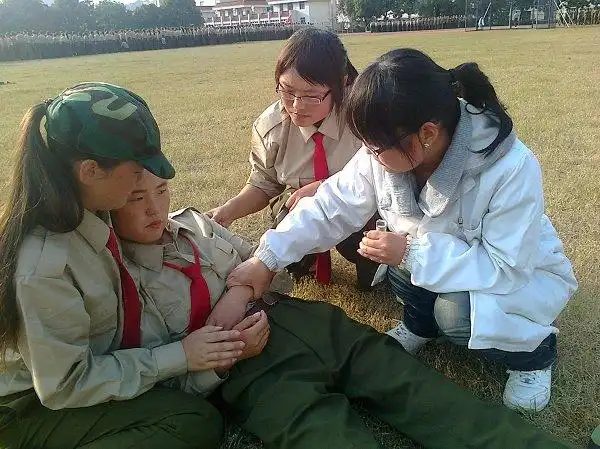 9月29日下午,经历了大半个月军训历练的2011级新生终于迎来了汇演前