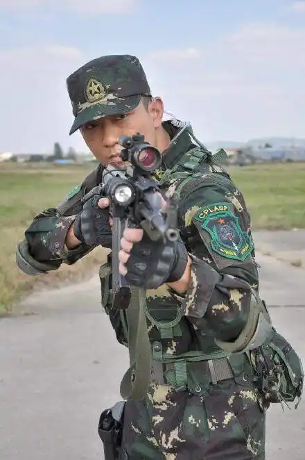 突围选角有讲究,钱荣成保镖与吴京演特种兵,吴斯泰演过《斗牛》