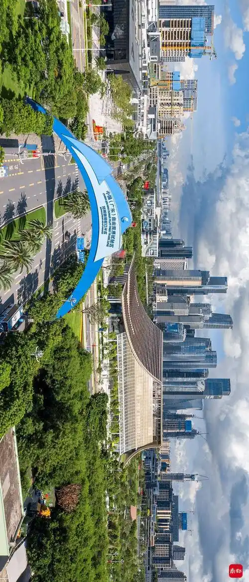 南都拍客 周时勇 摄横屏观看效果更佳沿江高速上,车流不息;前海湾里