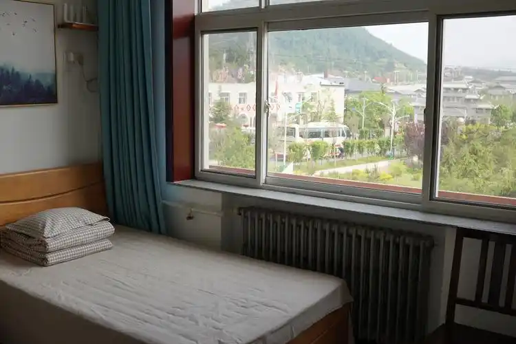 这是2021年4月26日在河北省平山县西柏坡镇梁家沟村拍摄的民宿.