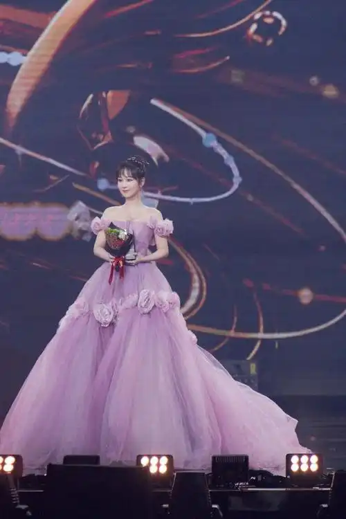 杨紫瘦了却更有料穿紫色纱裙同框肖战颁奖礼变婚礼现场