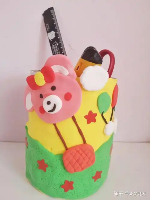 用奶粉桶做一个笔筒吧