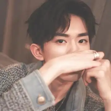 超受欢迎的易烊千玺微信帅气头像