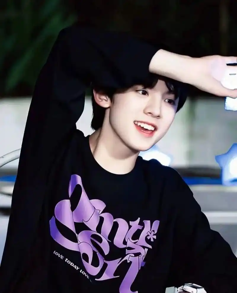 7月19日,tf三代练习生左航因身体突发状况被救护车拉走,状态还被镜头