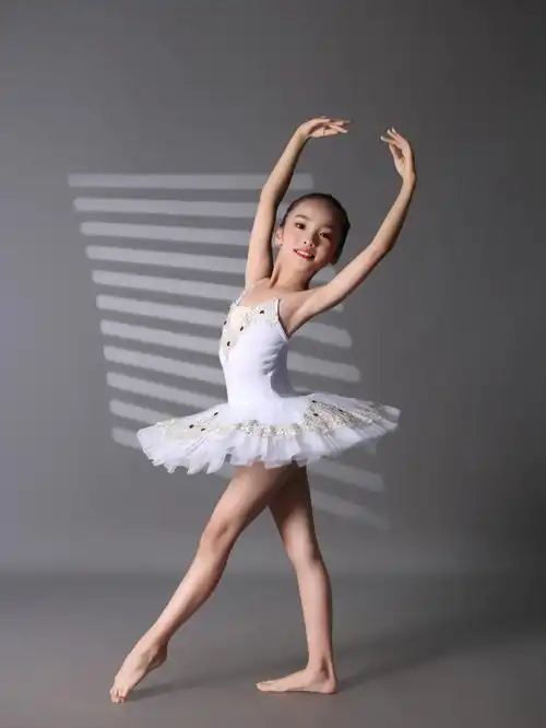 学舞蹈的女孩子都特别有气质柔美纤细的肢体,漂亮的身体线条干净纯粹