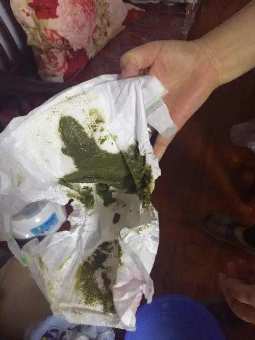 宝宝三个月不到,这几天拉出的屎颜色和之前的不一样了.这属于正常吗?