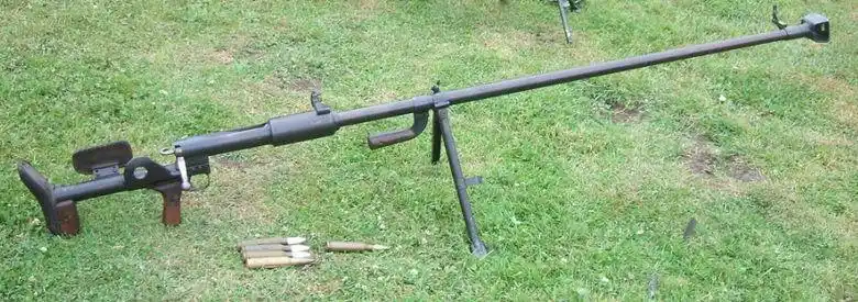 带个瞄准镜就是狙击步枪还有一种叫反器材步枪别傻傻分不清