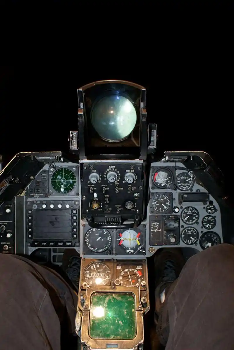喜欢战斗机的网友,猜猜这是什么战斗机的座舱?