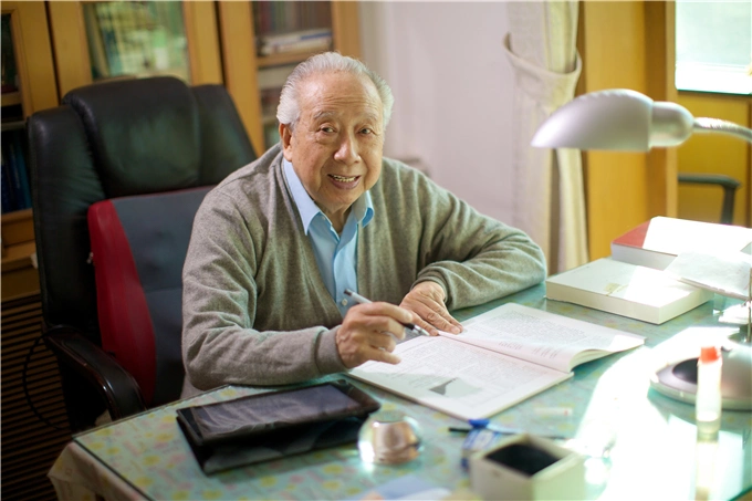 98岁老教授开直播为00后讲课高龄学者提倡健康老龄化