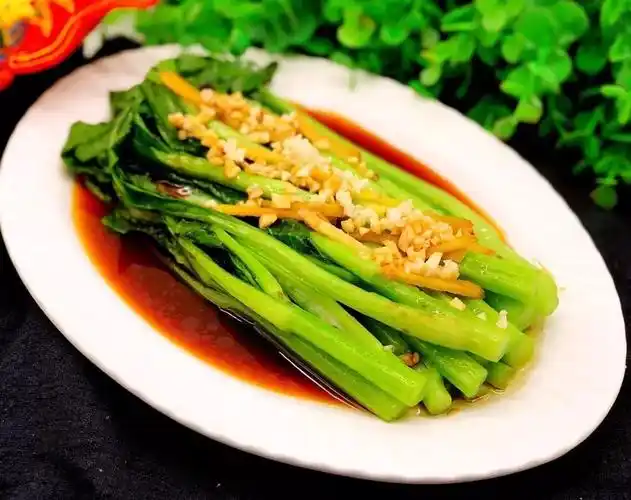 6,然后将热油淋在蒜蓉上,这道广式菜心就完成了.这是一道很养生的菜.