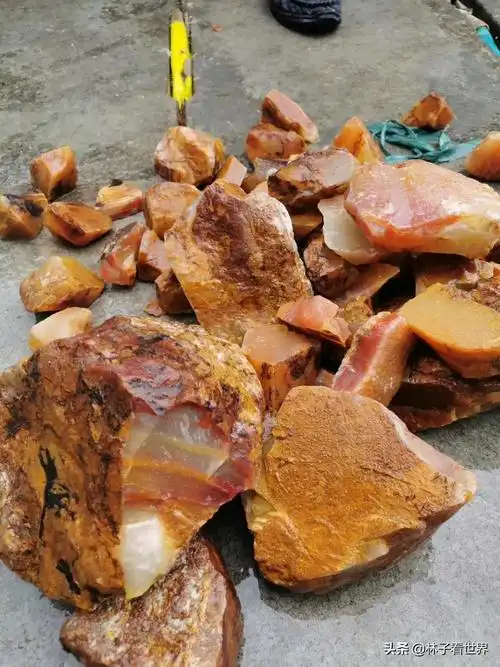 黄龙玉是什么样的玉石(黄龙玉原石毛料特点)