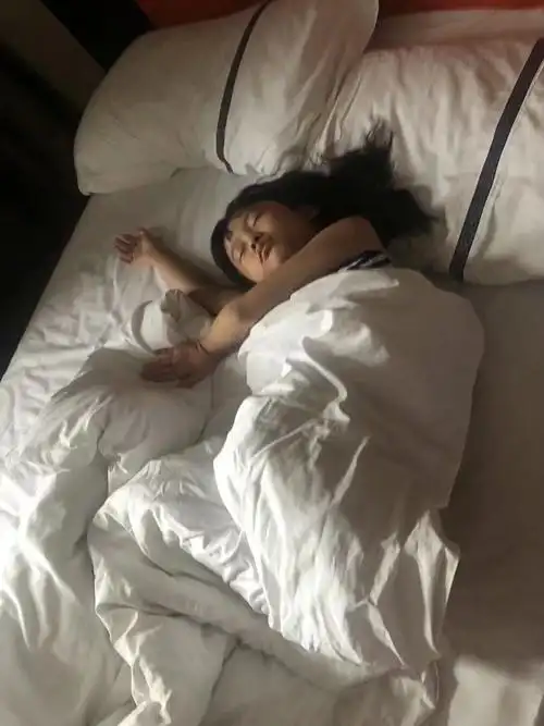 晚上我们住宾馆,累并快乐着,躺下就睡着了