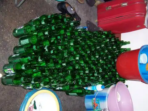 午后下楼正好发现一收废品的在楼口,下意识地问了一句啤酒瓶子