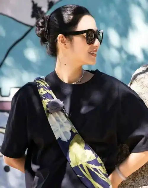 周韵的穿搭之道:如何用小众品牌和基础单品展现迷人的女神气质_手工