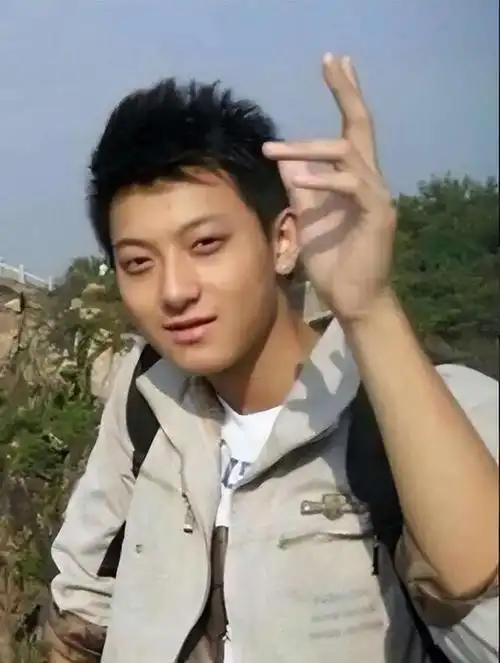 善良的黄子韬:成名后不忘"聋哑"发小的恩情,高薪聘请他当助理