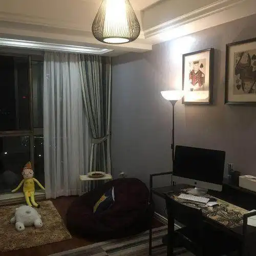 书房 书房空间晚上拍摄效果,灯具没有全部打开,都是暗色的装饰搭配