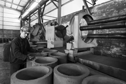 平定县新鑫碳素有限公司工人正在检验产品质量