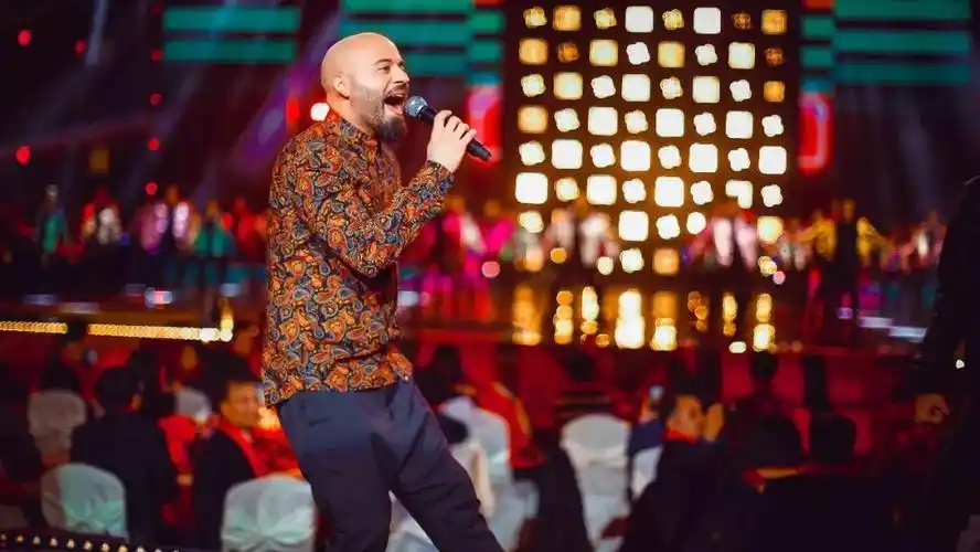 到今年因抖音上的"ci哩ci哩舞"《panama》正当红的罗马尼亚歌手matteo