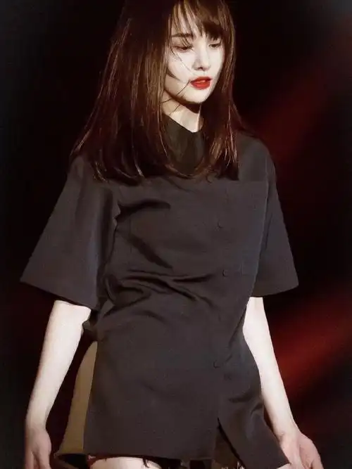 发型氛围美感 | 郑爽的公主气不止卷发