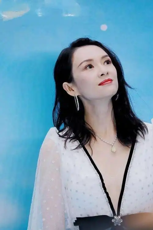 穿搭小细节:裙子整体采用宽松设计,章子怡披散着头发,不仅衬托出脸型