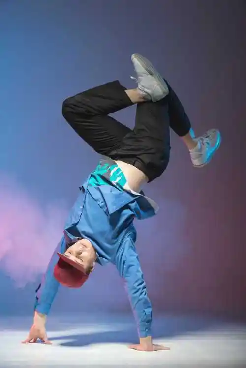 嘻哈舞者展示动作