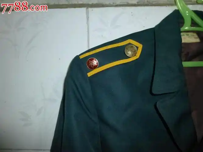 早期邮电==肩章有一红一黄俩邮徽