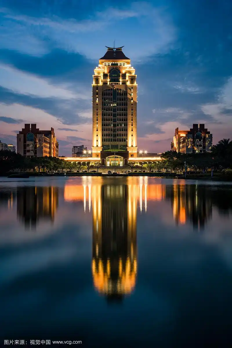 厦门城市风光夜幕十分的厦门大学颂恩楼