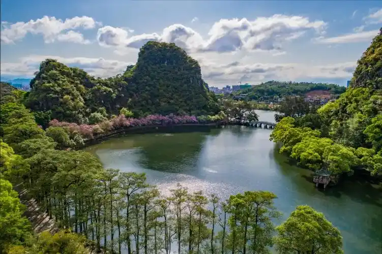 肇庆七星岩(【肇庆美景】桂林之山,西湖之水——带你"云"游七星岩!